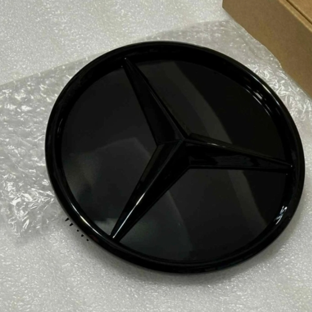 Blacked Out Mercedes-Benz Emblem
